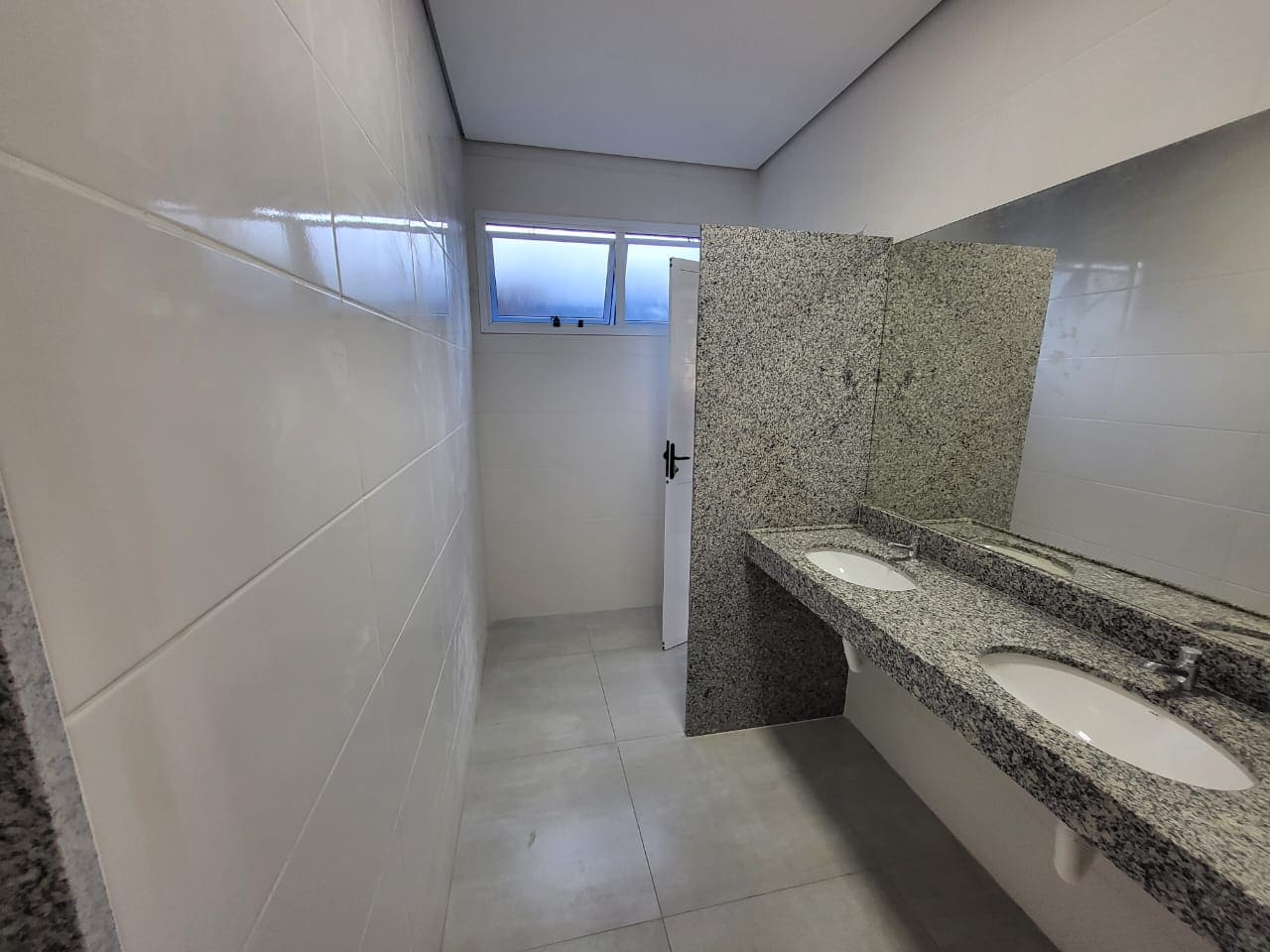 Bloco de banheiros construído pela Sercon na Arcor
